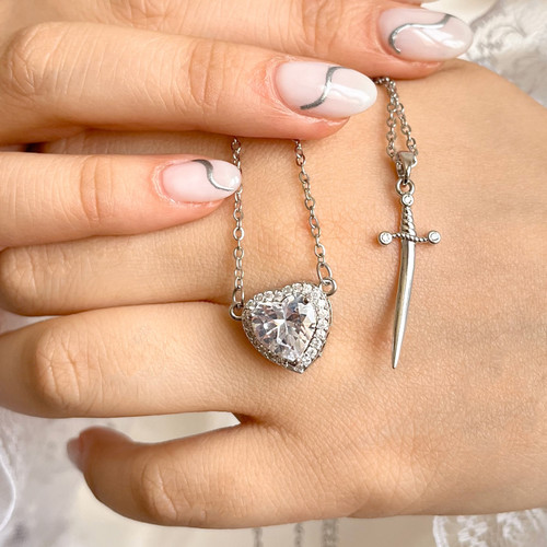 گردنبند شمشیر و قلب سفید الماسی