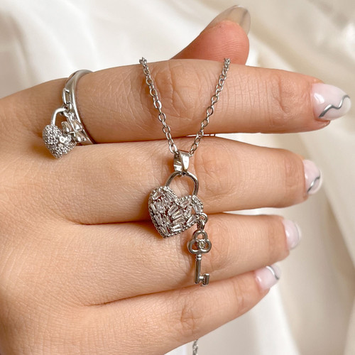 گردنبند طرح قلب و کلید و انگشتر طرح قلب آویز