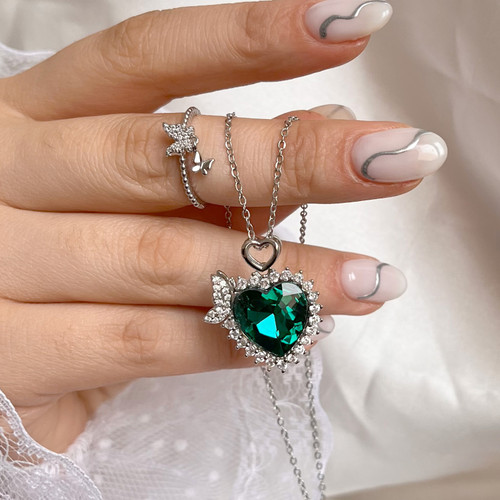 گردنبند طرح جواهر سبز ، انگشتر پروانه کوچک به همراه آویز پروانه کوچک