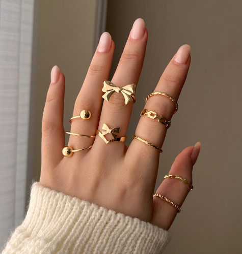 فقط طلایی موجود است ، این پک دارای 8 انگشتر میباشد