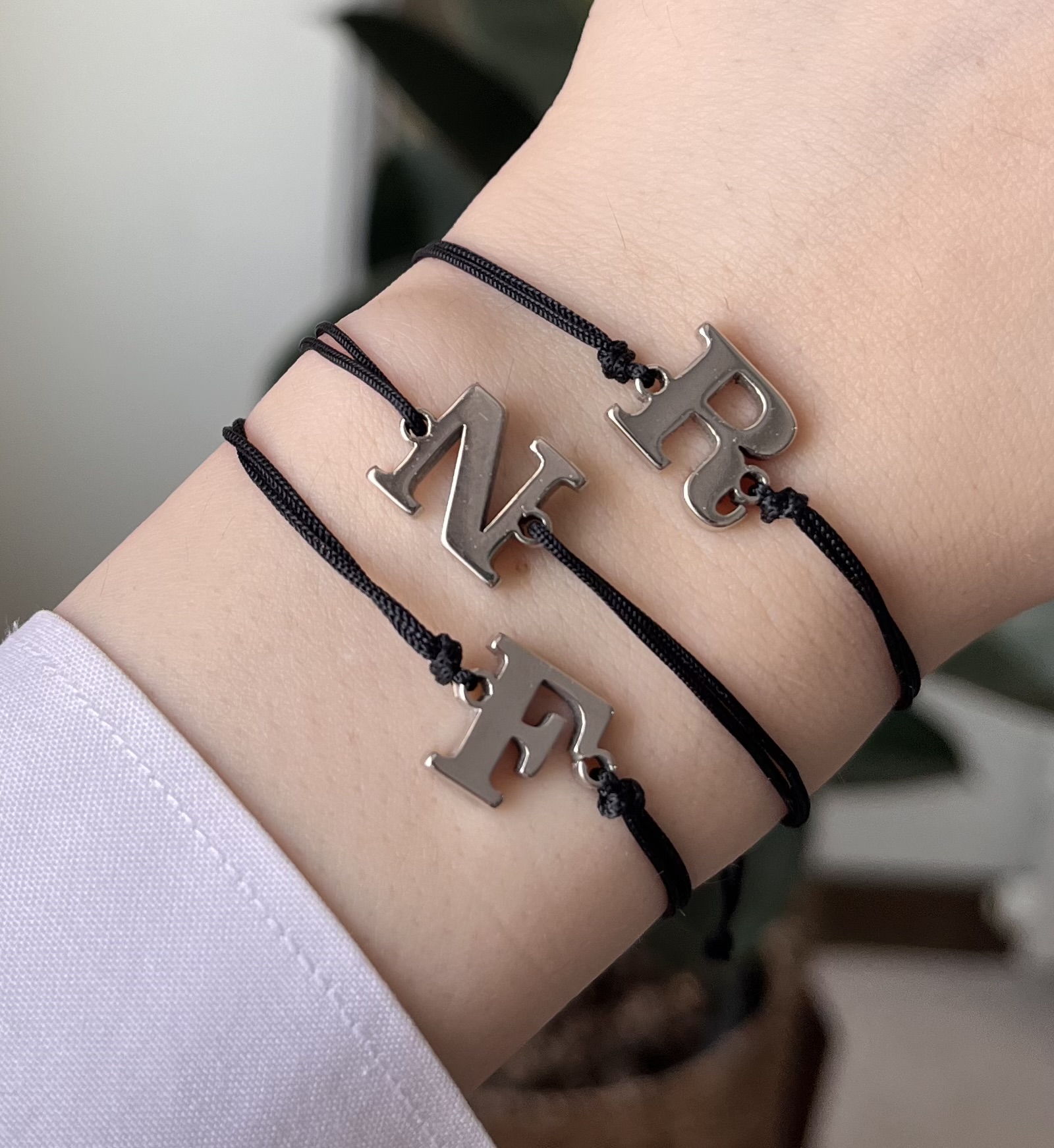 دستبند حروف نقره‌ای